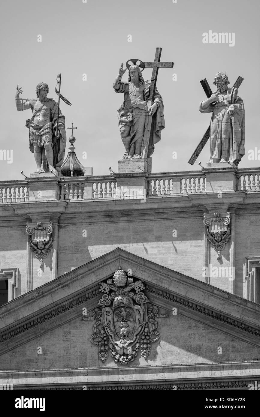 Christus der Erlöser (von Cristoforo Stati) flankiert von Johannes dem Täufer und dem Apostel Andreas auf der Spitze des Petersdoms in Rom. Stockfoto