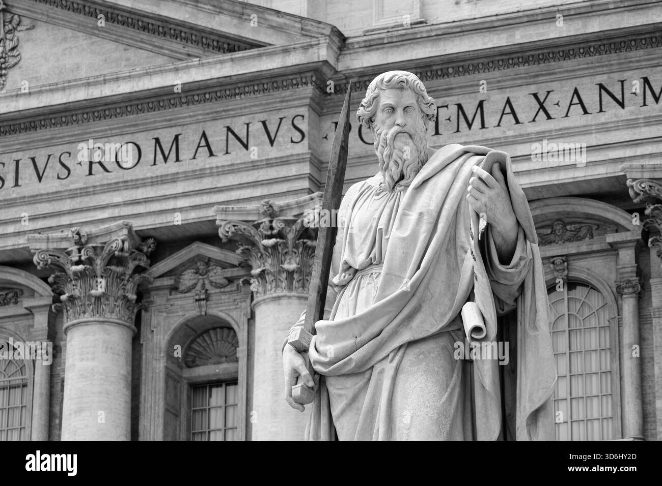 Eine Statue des Heiligen Paulus vor dem Petersdom im Vatikan. Stockfoto