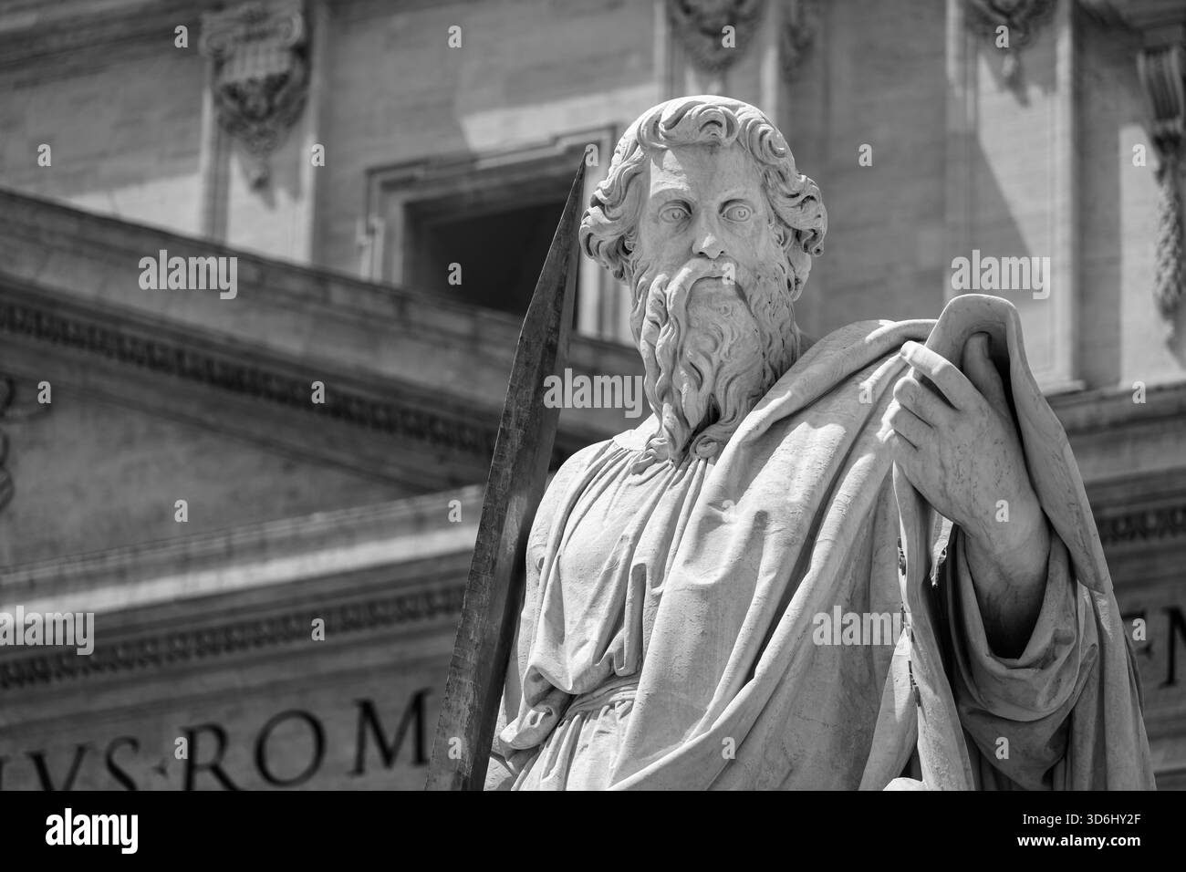 Eine Statue des Heiligen Paulus vor dem Petersdom im Vatikan. Stockfoto