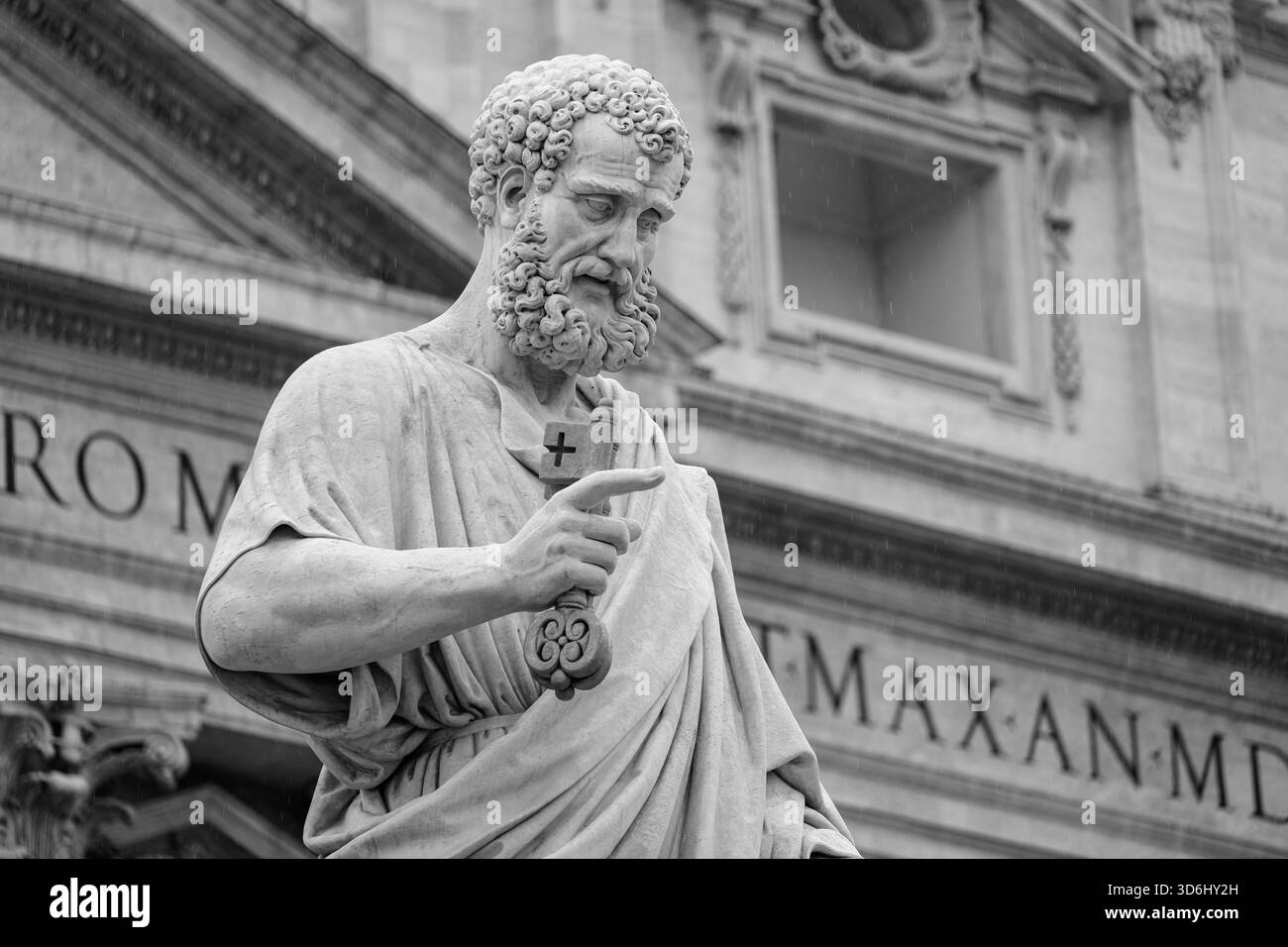 Die Statue des Heiligen Peter vor dem Petersdom im Vatikan (Rom). Stockfoto
