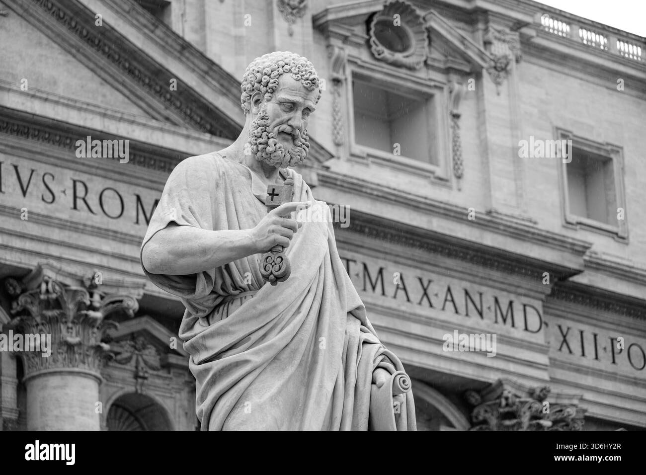 Die Statue des Heiligen Peter vor dem Petersdom im Vatikan (Rom). Stockfoto