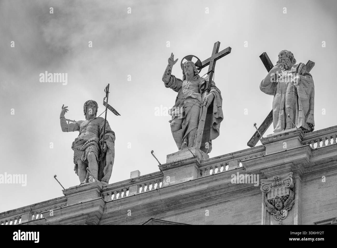 Christus der Erlöser (von Cristoforo Stati) flankiert von Johannes dem Täufer und dem Apostel Andreas auf der Spitze des Petersdoms in Rom. Stockfoto