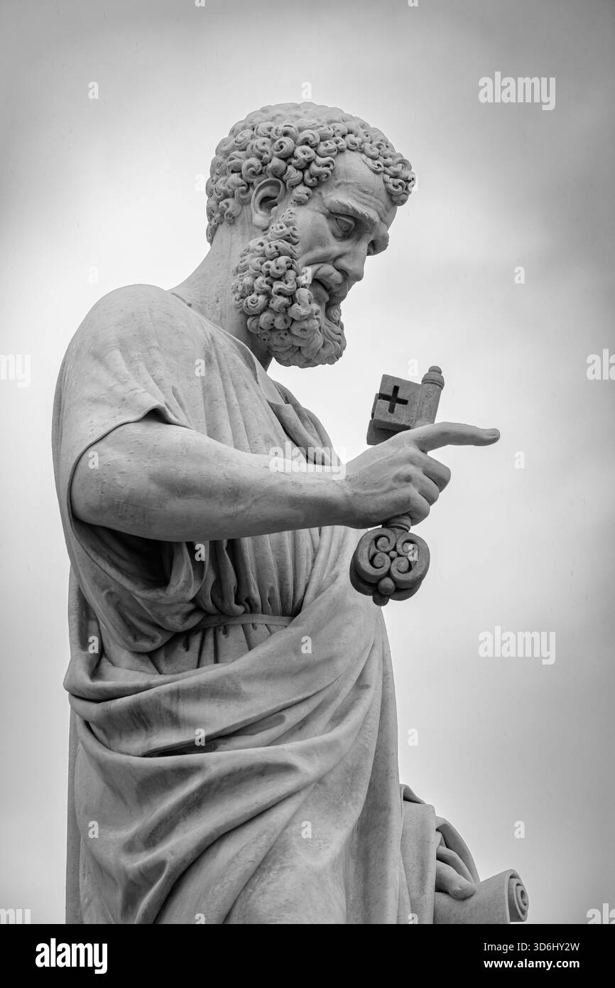 Die Statue des Heiligen Peter vor dem Petersdom im Vatikan (Rom). Stockfoto