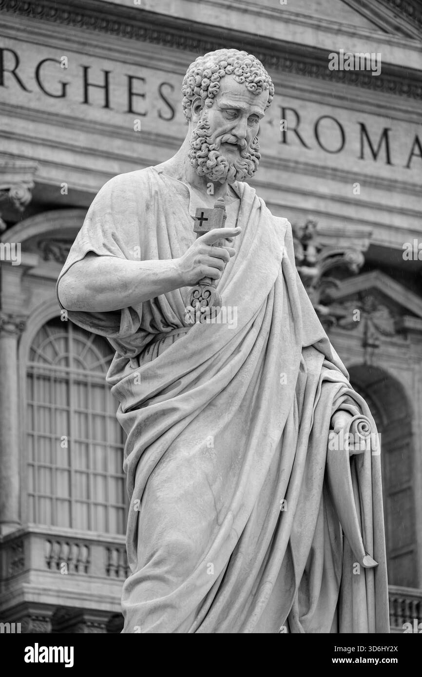 Die Statue des Heiligen Peter vor dem Petersdom im Vatikan (Rom). Stockfoto