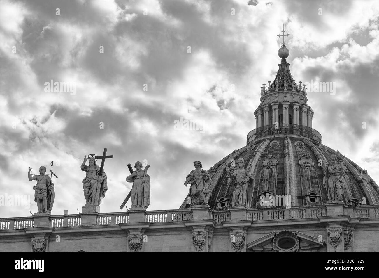 Christus der Erlöser (von Cristoforo Stati) flankiert von Johannes dem Täufer und dem Apostel Andreas auf der Spitze des Petersdoms in Rom. Stockfoto