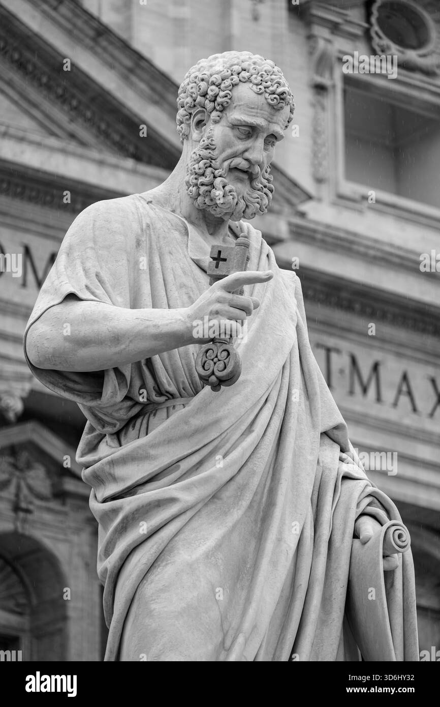 Die Statue des Heiligen Peter vor dem Petersdom im Vatikan (Rom). Stockfoto
