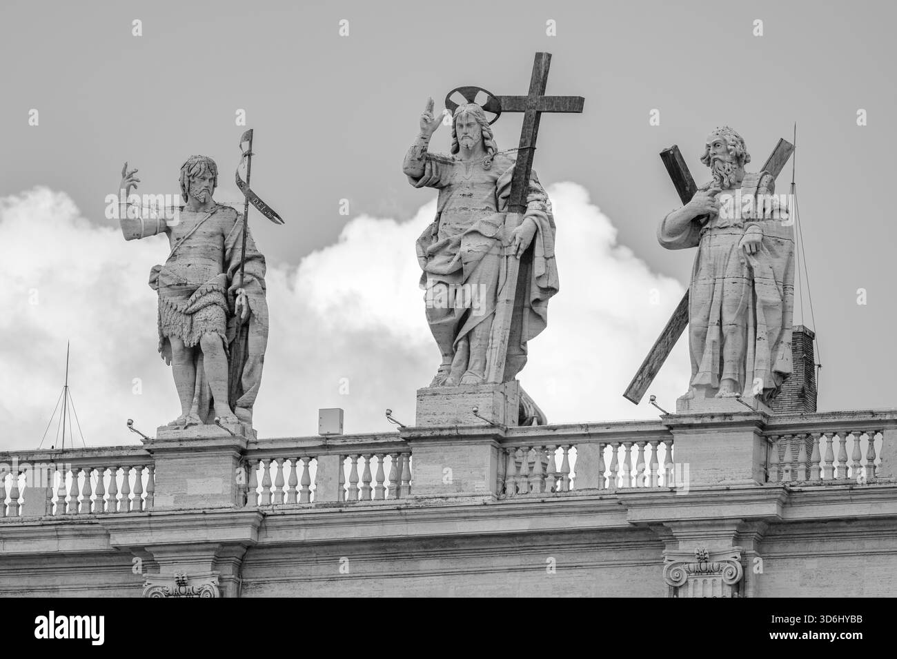 Christus der Erlöser (von Cristoforo Stati) flankiert von Johannes dem Täufer und dem Apostel Andreas auf der Spitze des Petersdoms in Rom. Stockfoto
