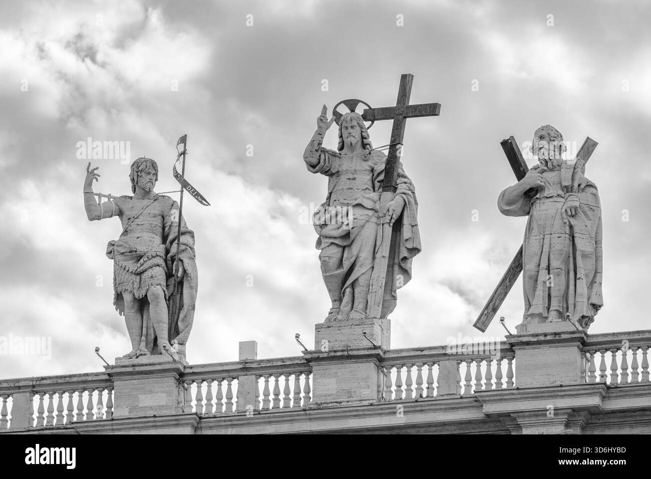 Christus der Erlöser (von Cristoforo Stati) flankiert von Johannes dem Täufer und dem Apostel Andreas auf der Spitze des Petersdoms in Rom. Stockfoto