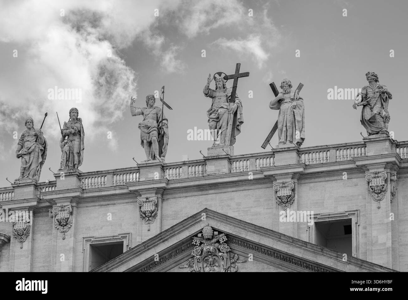 Christus der Erlöser (von Cristoforo Stati) flankiert von Johannes dem Täufer und dem Apostel Andreas auf der Spitze des Petersdoms in Rom. Stockfoto