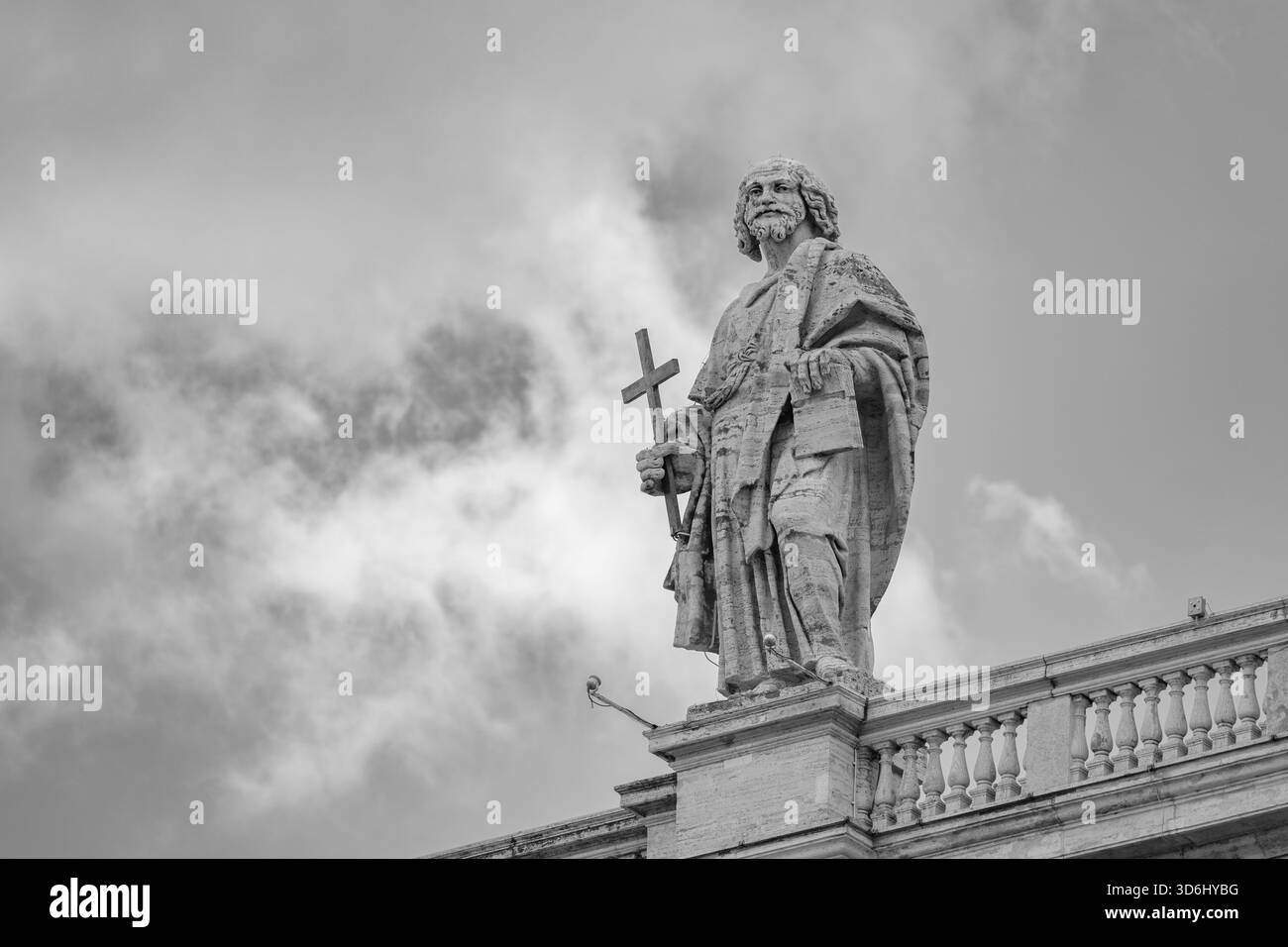 St. Philipp der Apostel, von Simeon Drouin geschaffen, auf der Spitze des Petersdoms in Rom. Stockfoto