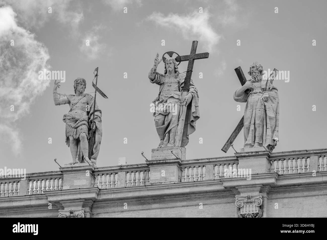 Christus der Erlöser (von Cristoforo Stati) flankiert von Johannes dem Täufer und dem Apostel Andreas auf der Spitze des Petersdoms in Rom. Stockfoto