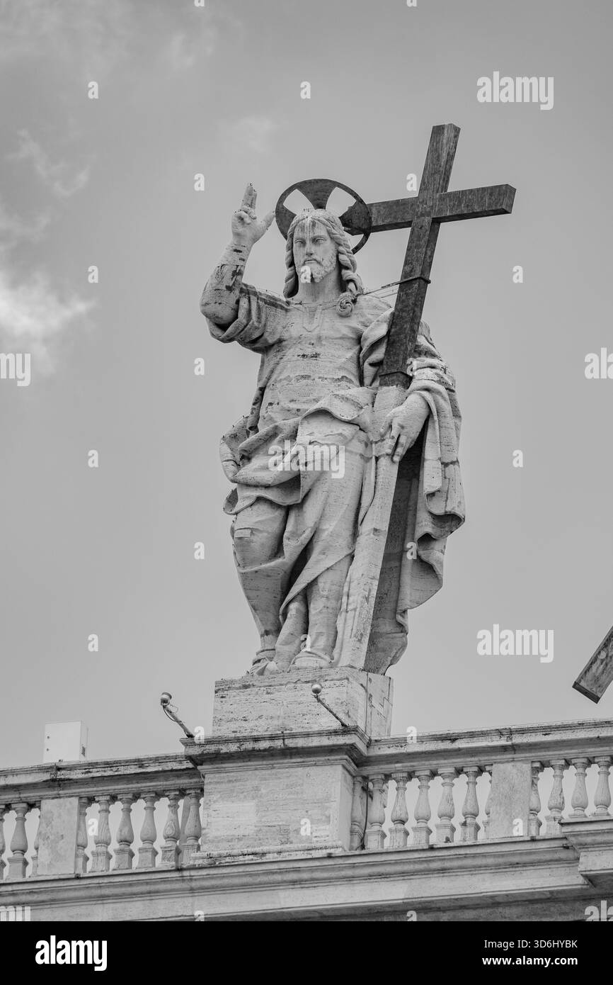 Christus der Erlöser (von Cristoforo Stati) flankiert von Johannes dem Täufer und dem Apostel Andreas auf der Spitze des Petersdoms in Rom. Stockfoto