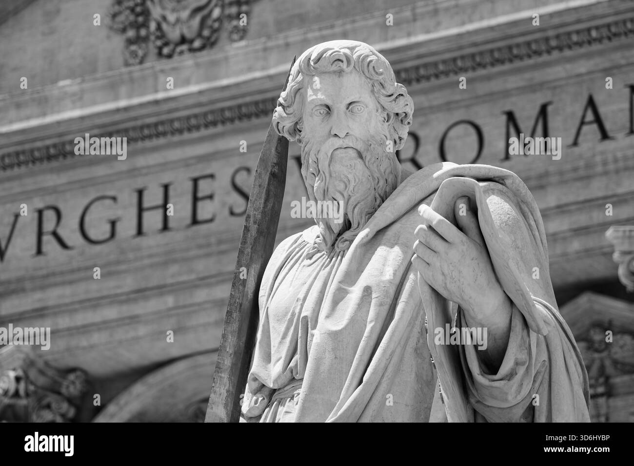 Eine Statue des Heiligen Paulus vor dem Petersdom im Vatikan. Stockfoto