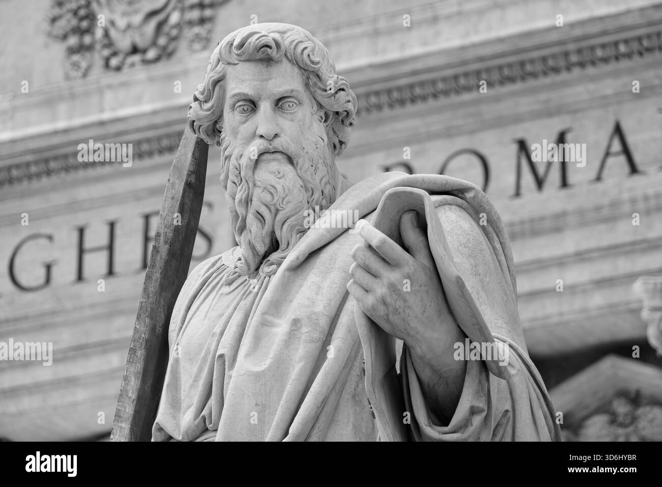 Eine Statue des Heiligen Paulus vor dem Petersdom im Vatikan. Stockfoto