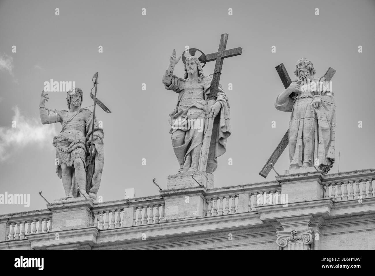 Christus der Erlöser (von Cristoforo Stati) flankiert von Johannes dem Täufer und dem Apostel Andreas auf der Spitze des Petersdoms in Rom. Stockfoto