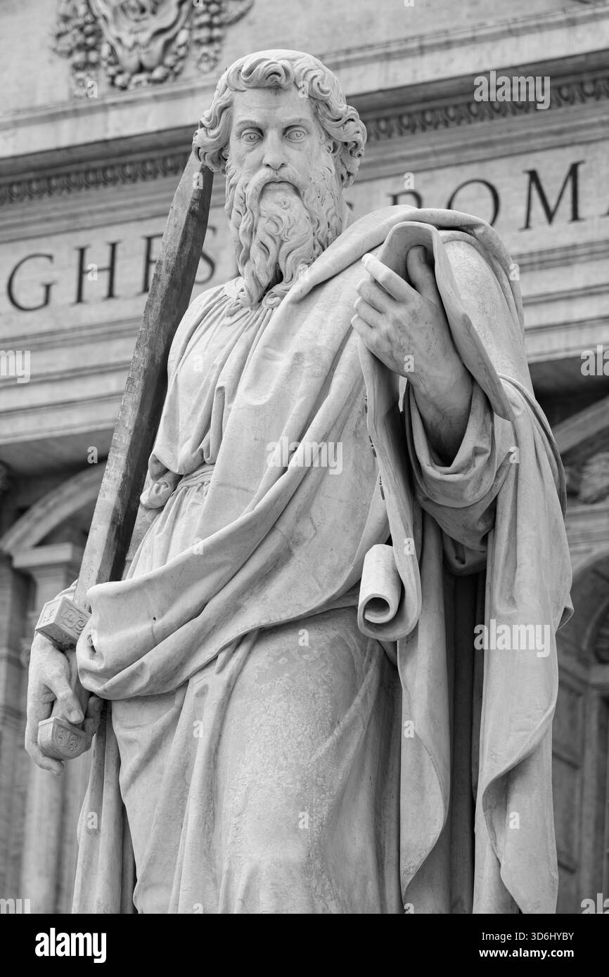 Eine Statue des Heiligen Paulus vor dem Petersdom im Vatikan. Stockfoto