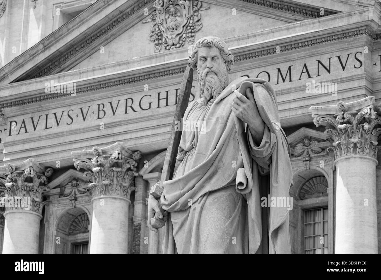 Eine Statue des Heiligen Paulus vor dem Petersdom im Vatikan. Stockfoto