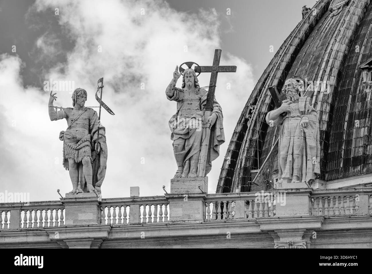 Christus der Erlöser (von Cristoforo Stati) flankiert von Johannes dem Täufer und dem Apostel Andreas auf der Spitze des Petersdoms in Rom. Stockfoto