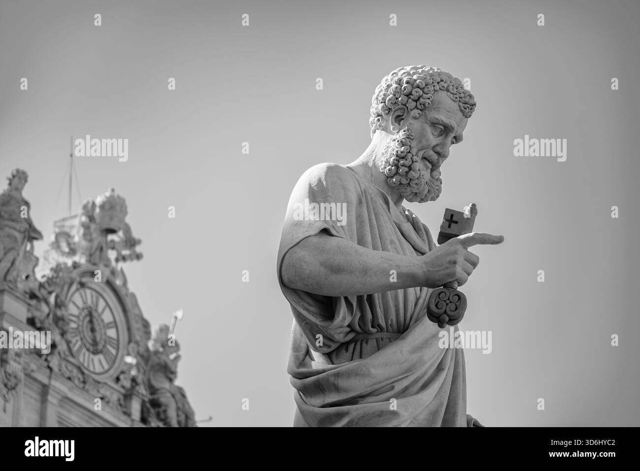 Die Statue des Heiligen Peter vor dem Petersdom im Vatikan (Rom). Stockfoto