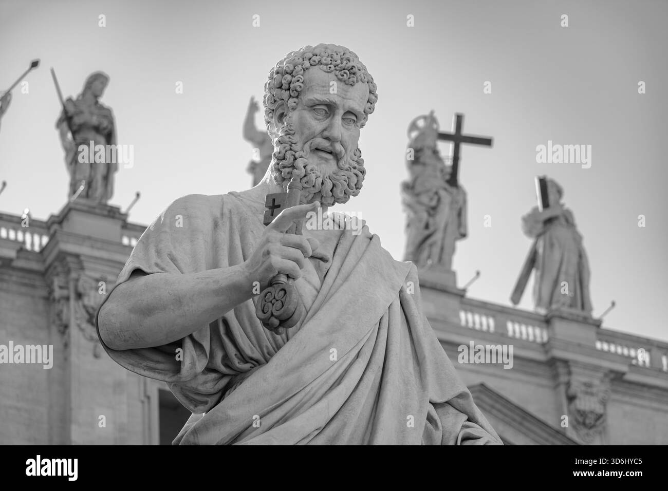Die Statue des Heiligen Peter vor dem Petersdom im Vatikan (Rom). Stockfoto