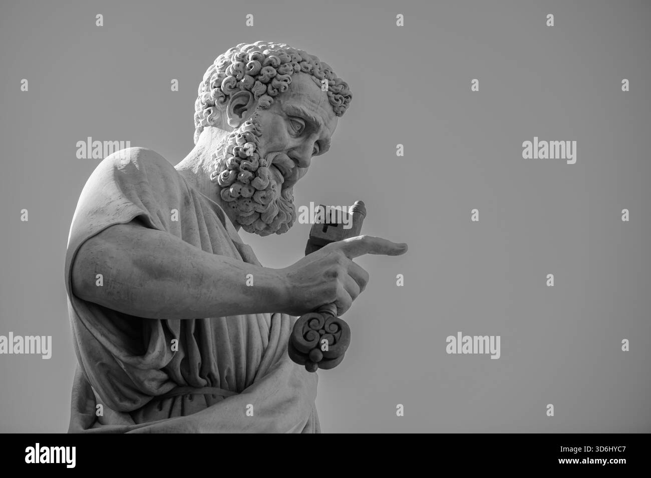 Die Statue des Heiligen Peter vor dem Petersdom im Vatikan (Rom). Stockfoto
