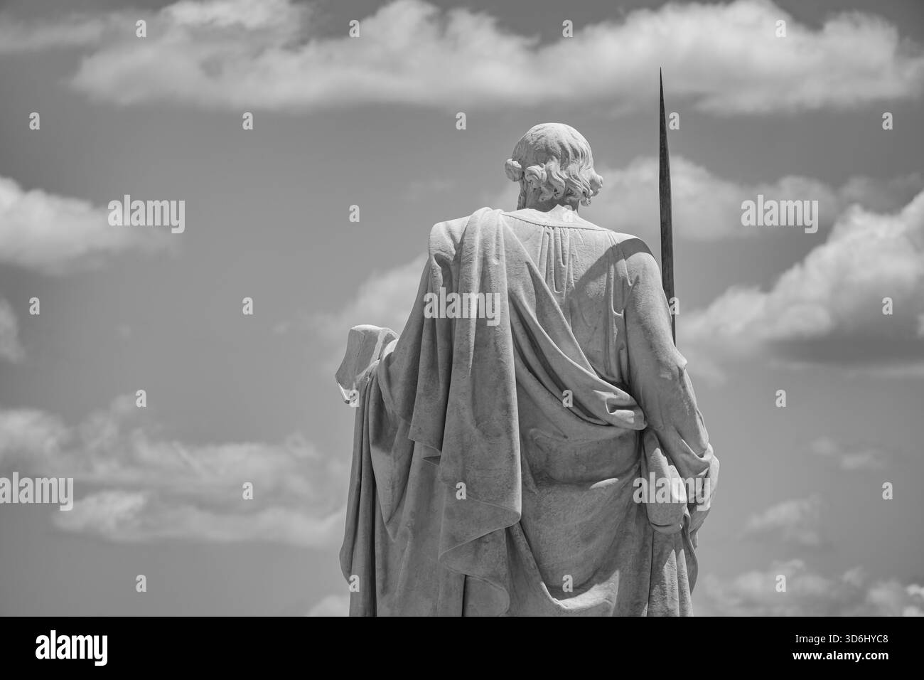 Eine Statue des Heiligen Paulus vor dem Petersdom im Vatikan. Stockfoto