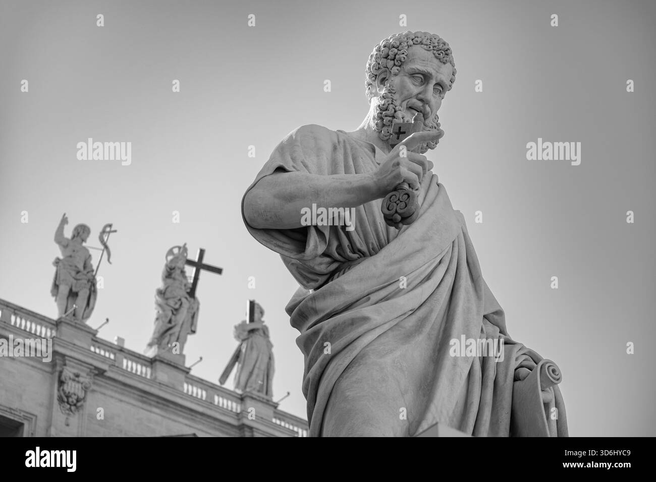Die Statue des Heiligen Peter vor dem Petersdom im Vatikan (Rom). Stockfoto