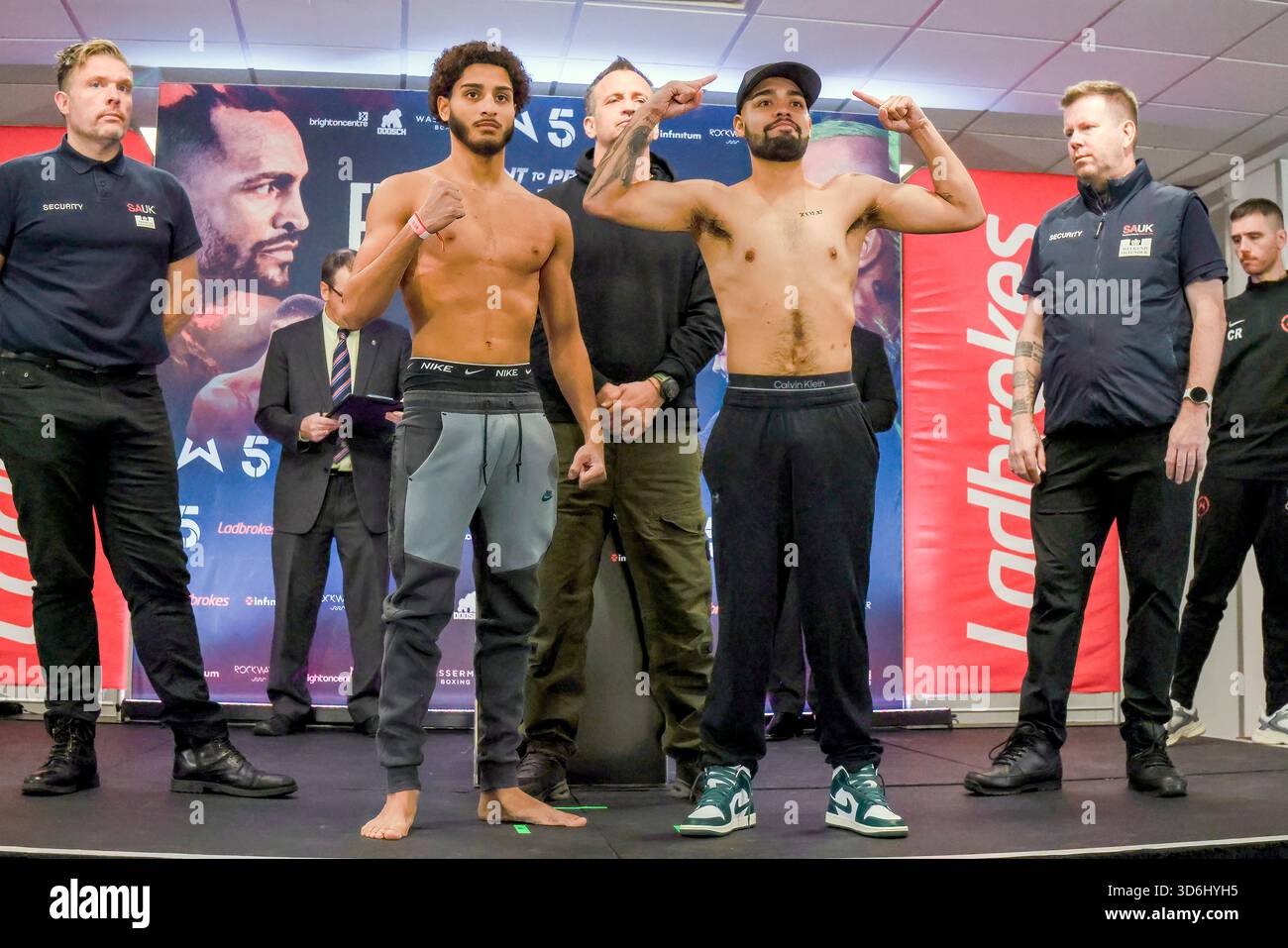 Brighton Centre, Stadt Brighton & Hove, East Sussex, Großbritannien. Yuvraj Karia gegen Brandon Gallardo am Tag vor ihrem Kampf im Brighton Centre am 21. November 2021 als Teil der Undercard für Harlem Eubank gegen Josh Wagner. David Smith/Alamy 20. November 2025 Stockfoto