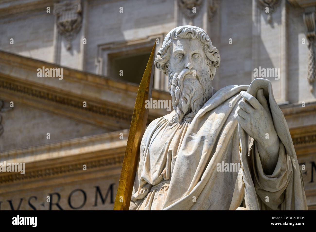 Eine Statue des Heiligen Paulus vor dem Petersdom im Vatikan. Stockfoto