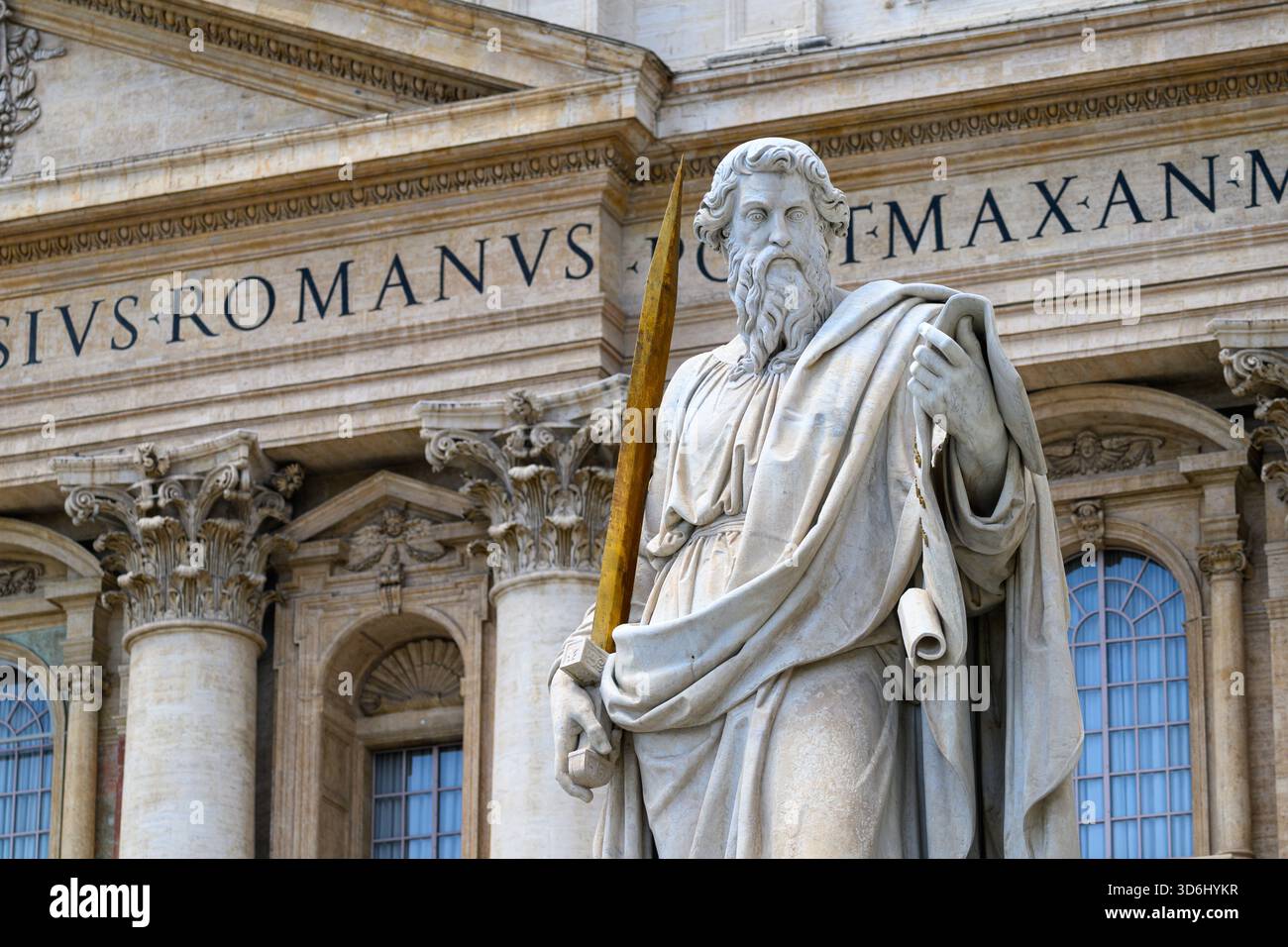 Eine Statue des Heiligen Paulus vor dem Petersdom im Vatikan. Stockfoto