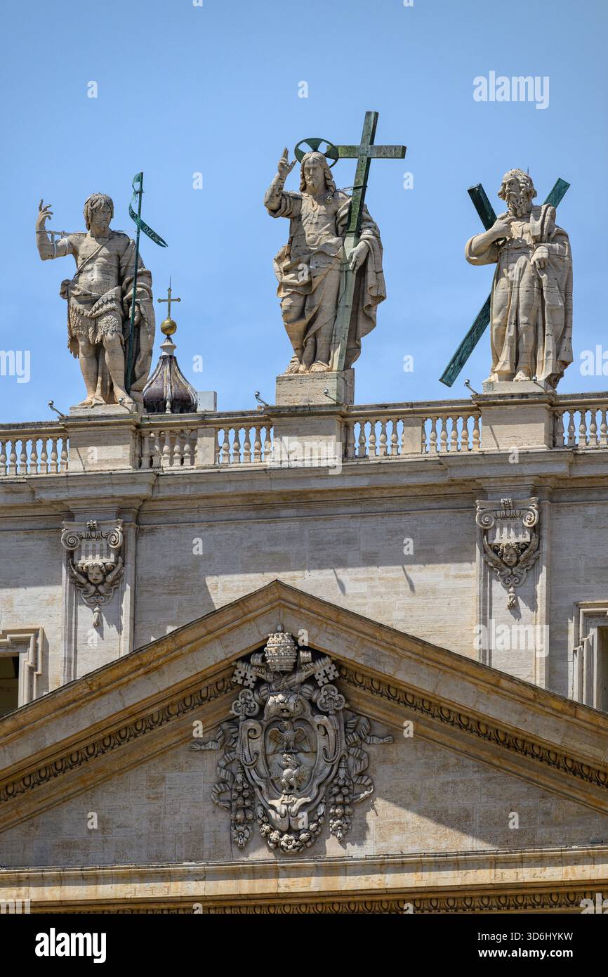Christus der Erlöser (von Cristoforo Stati) flankiert von Johannes dem Täufer und dem Apostel Andreas auf der Spitze des Petersdoms in Rom. Stockfoto