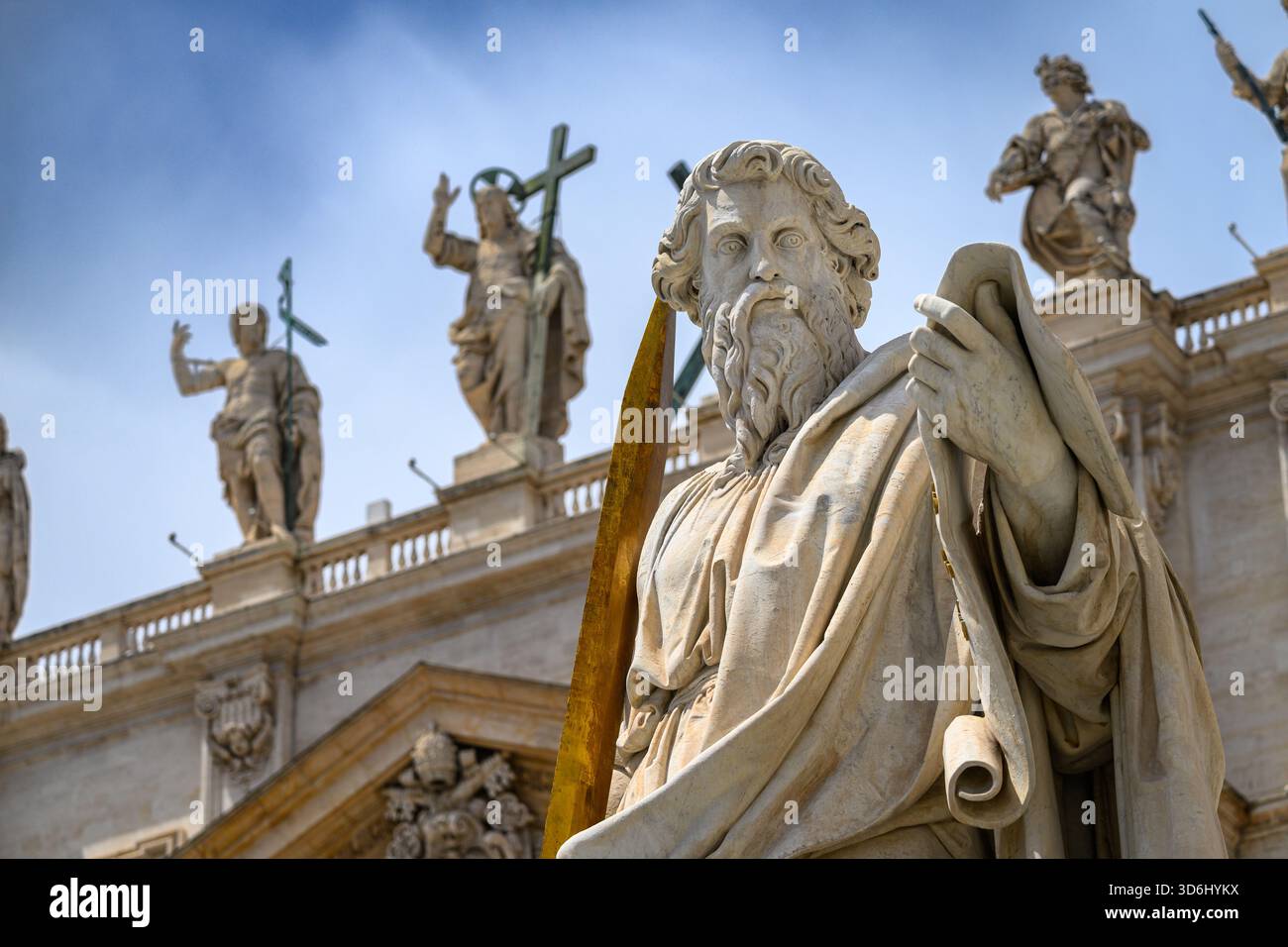 Eine Statue des Heiligen Paulus vor dem Petersdom im Vatikan. Stockfoto