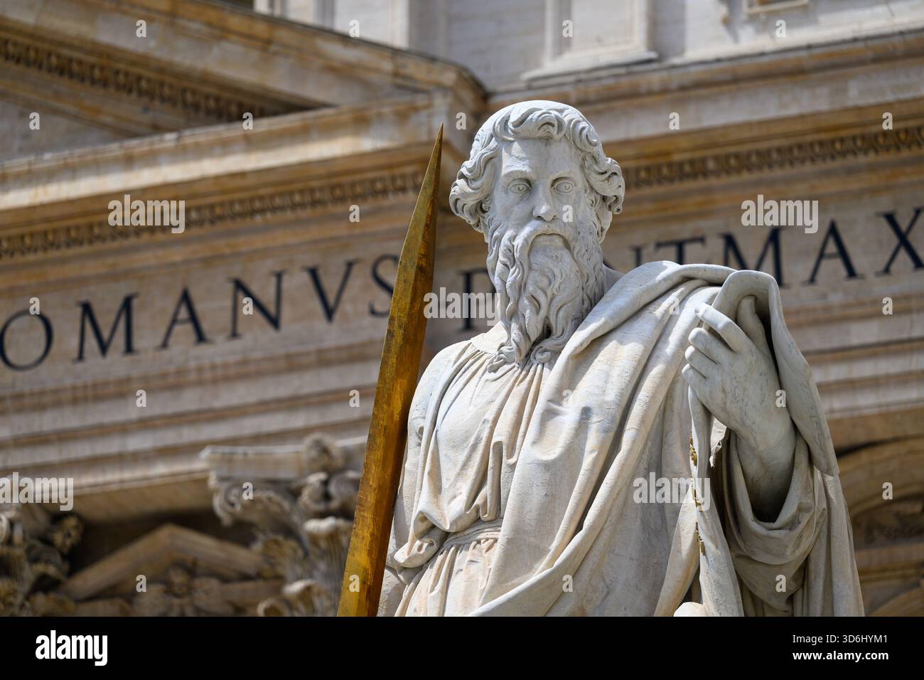 Eine Statue des Heiligen Paulus vor dem Petersdom im Vatikan. Stockfoto