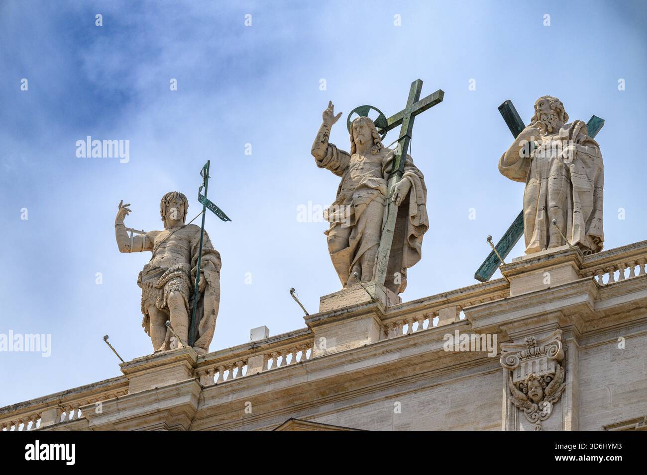 Christus der Erlöser (von Cristoforo Stati) flankiert von Johannes dem Täufer und dem Apostel Andreas auf der Spitze des Petersdoms in Rom. Stockfoto