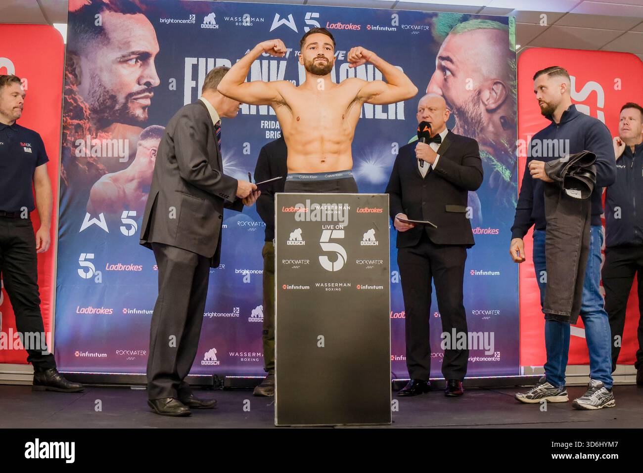 Brighton Centre, Stadt Brighton & Hove, East Sussex, Großbritannien. Niall Brown gegen Pierre Rosadini im Vorfeld des Kampfes im Brighton Centre am 21. November 2021 als Teil der Undercard für Harlem Eubank gegen Josh Wagner. In diesem Bild Pierre Rosadini. David Smith/Alamy 20. November 2025/ Stockfoto