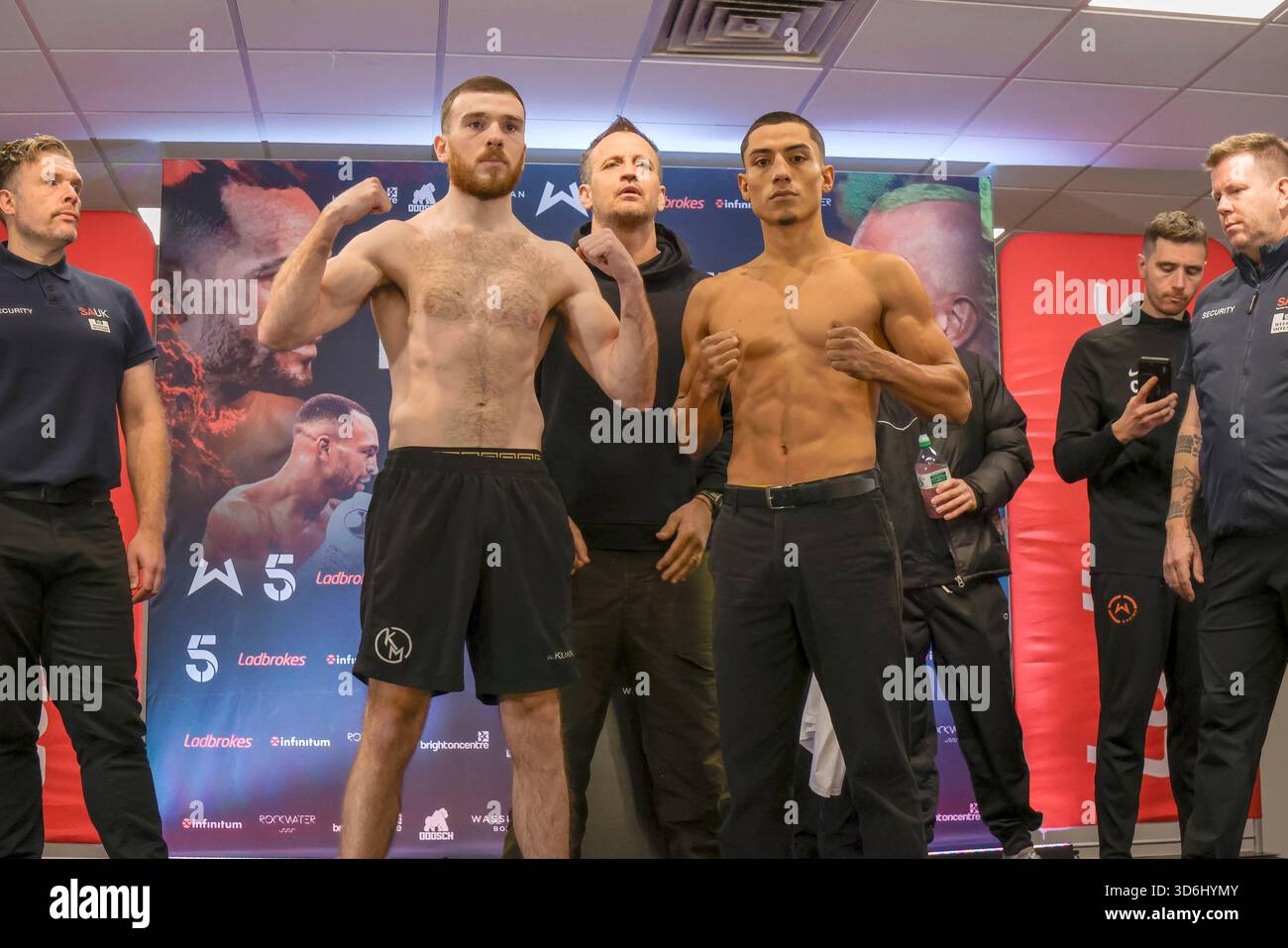 Brighton Centre, Stadt Brighton & Hove, East Sussex, Großbritannien. Kieran Molloy vs. Zeuz Vargez Soberanis am Tag vor ihrem Kampf im Brighton Centre am 21. November 2021 als Teil der Undercard für Harlem Eubank vs. Josh Wagner. David Smith/Alamy 20. November 2025 Stockfoto