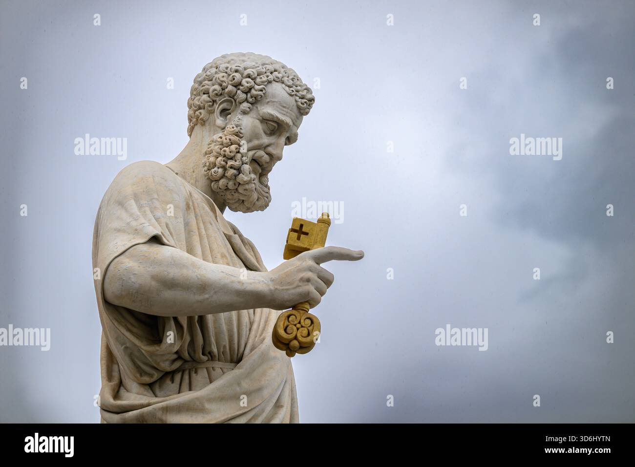 Die Statue des Heiligen Peter vor dem Petersdom im Vatikan (Rom). Stockfoto