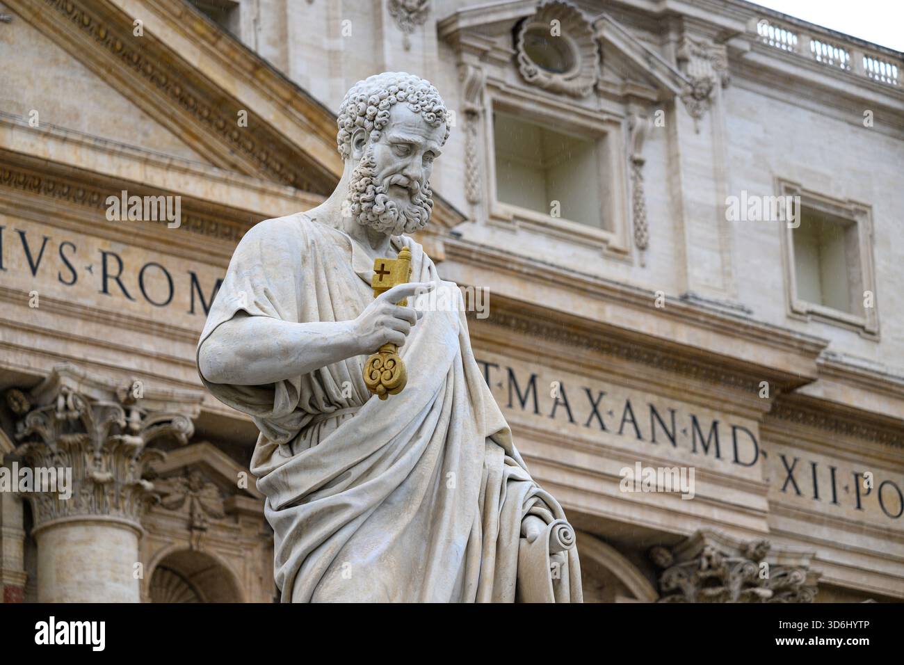 Die Statue des Heiligen Peter vor dem Petersdom im Vatikan (Rom). Stockfoto