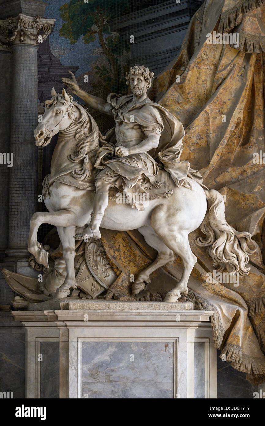 Reiterstatue von Kaiser Karls dem Großen, geschaffen von Agostino Cornacchini, in der Nähe des Petersdoms in Rom. Stockfoto