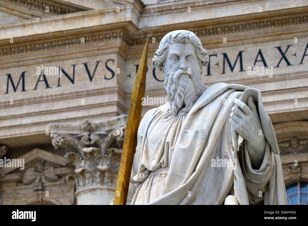 Eine Statue des Heiligen Paulus vor dem Petersdom im Vatikan. Stockfoto