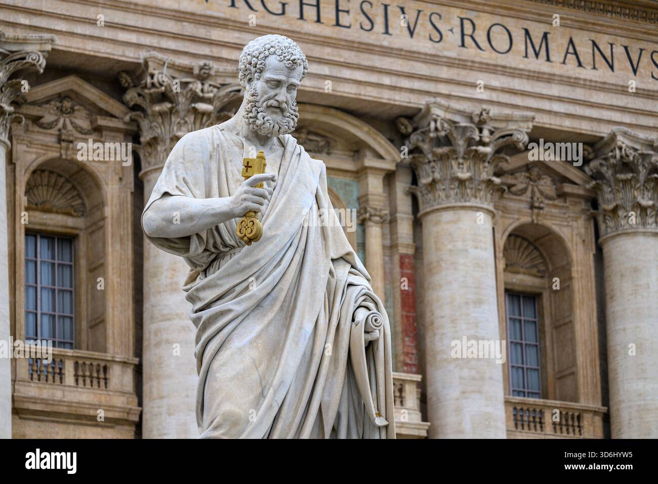 Die Statue des Heiligen Peter vor dem Petersdom im Vatikan (Rom). Stockfoto