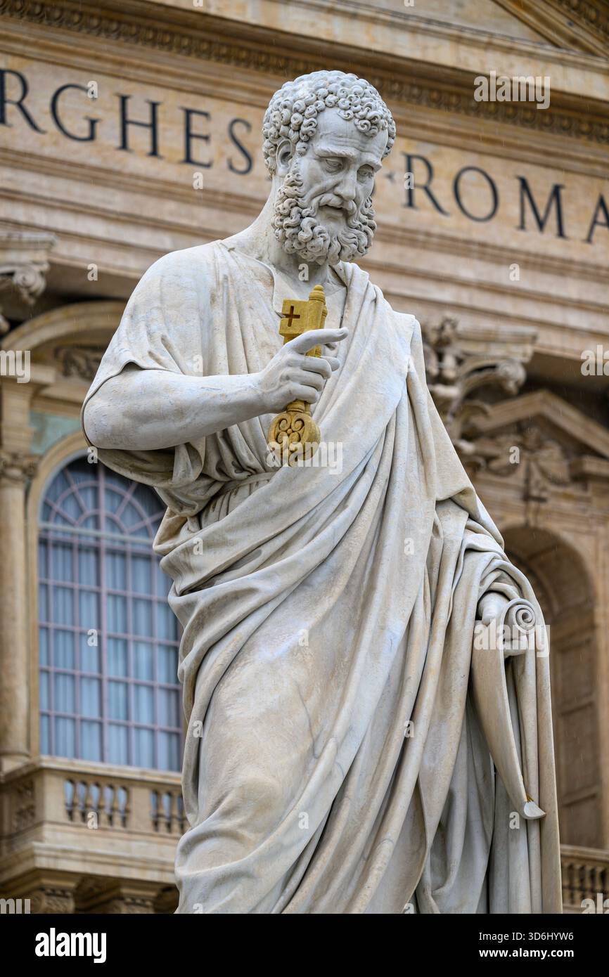 Die Statue des Heiligen Peter vor dem Petersdom im Vatikan (Rom). Stockfoto