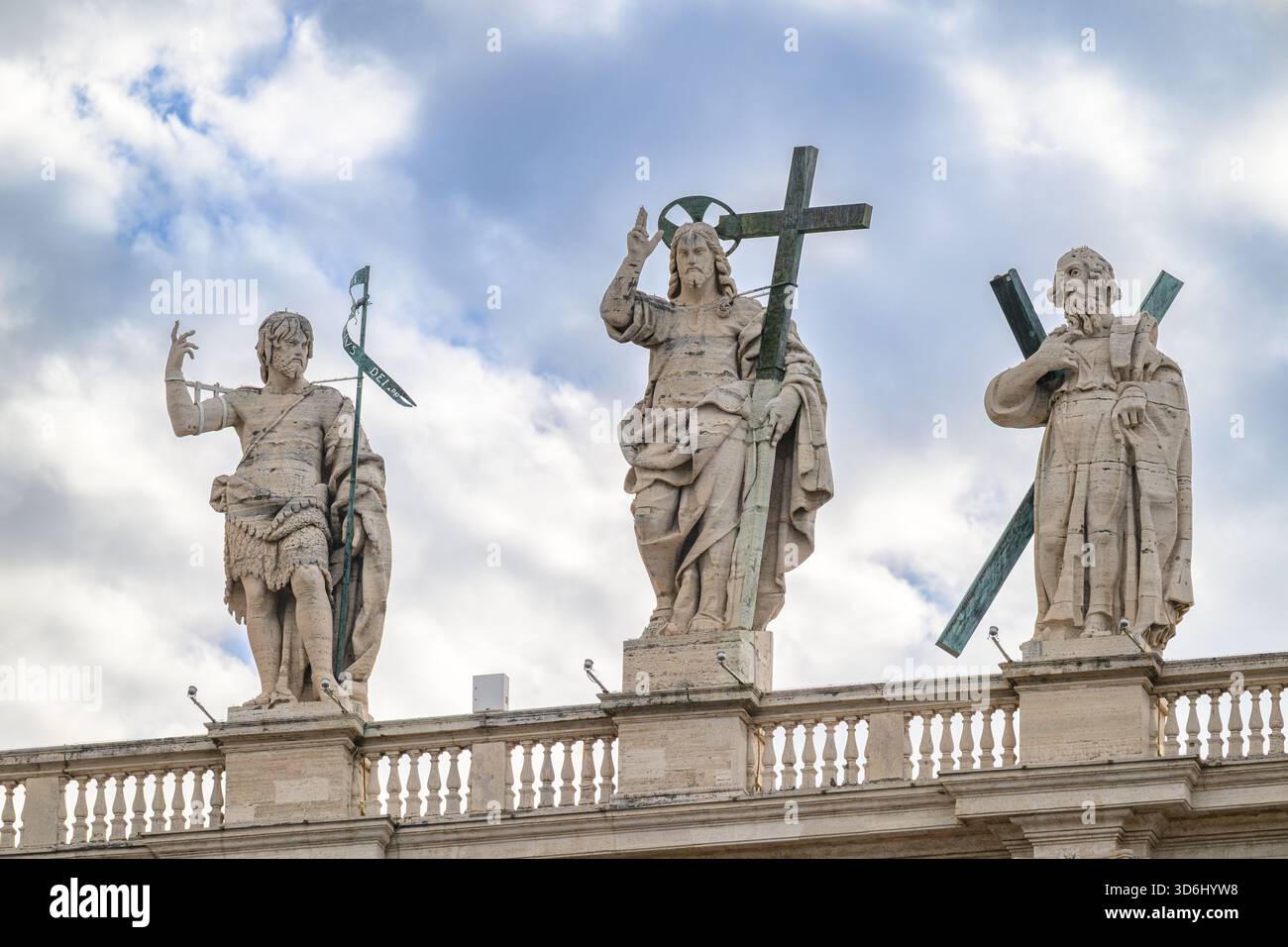 Christus der Erlöser (von Cristoforo Stati) flankiert von Johannes dem Täufer und dem Apostel Andreas auf der Spitze des Petersdoms in Rom. Stockfoto