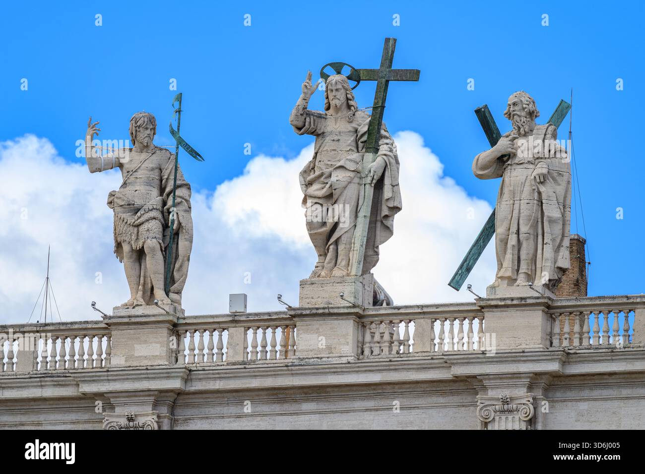 Christus der Erlöser (von Cristoforo Stati) flankiert von Johannes dem Täufer und dem Apostel Andreas auf der Spitze des Petersdoms in Rom. Stockfoto