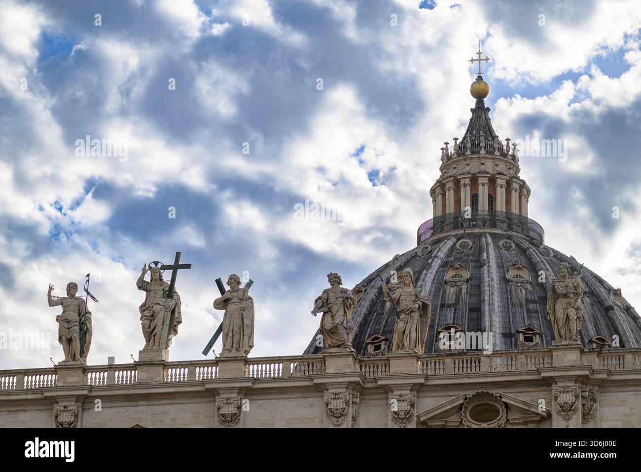 Christus der Erlöser (von Cristoforo Stati) flankiert von Johannes dem Täufer und dem Apostel Andreas auf der Spitze des Petersdoms in Rom. Stockfoto
