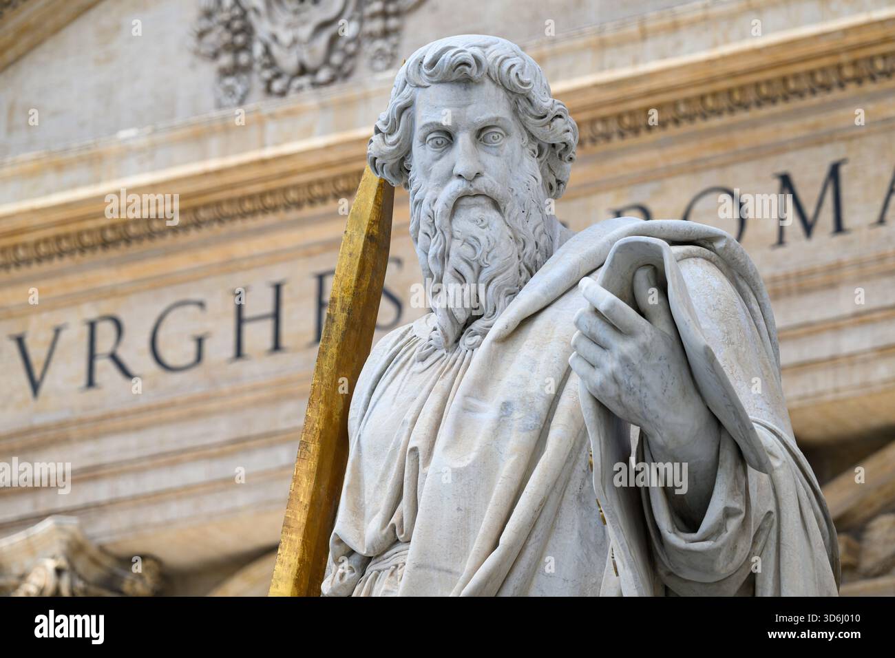 Eine Statue des Heiligen Paulus vor dem Petersdom im Vatikan. Stockfoto
