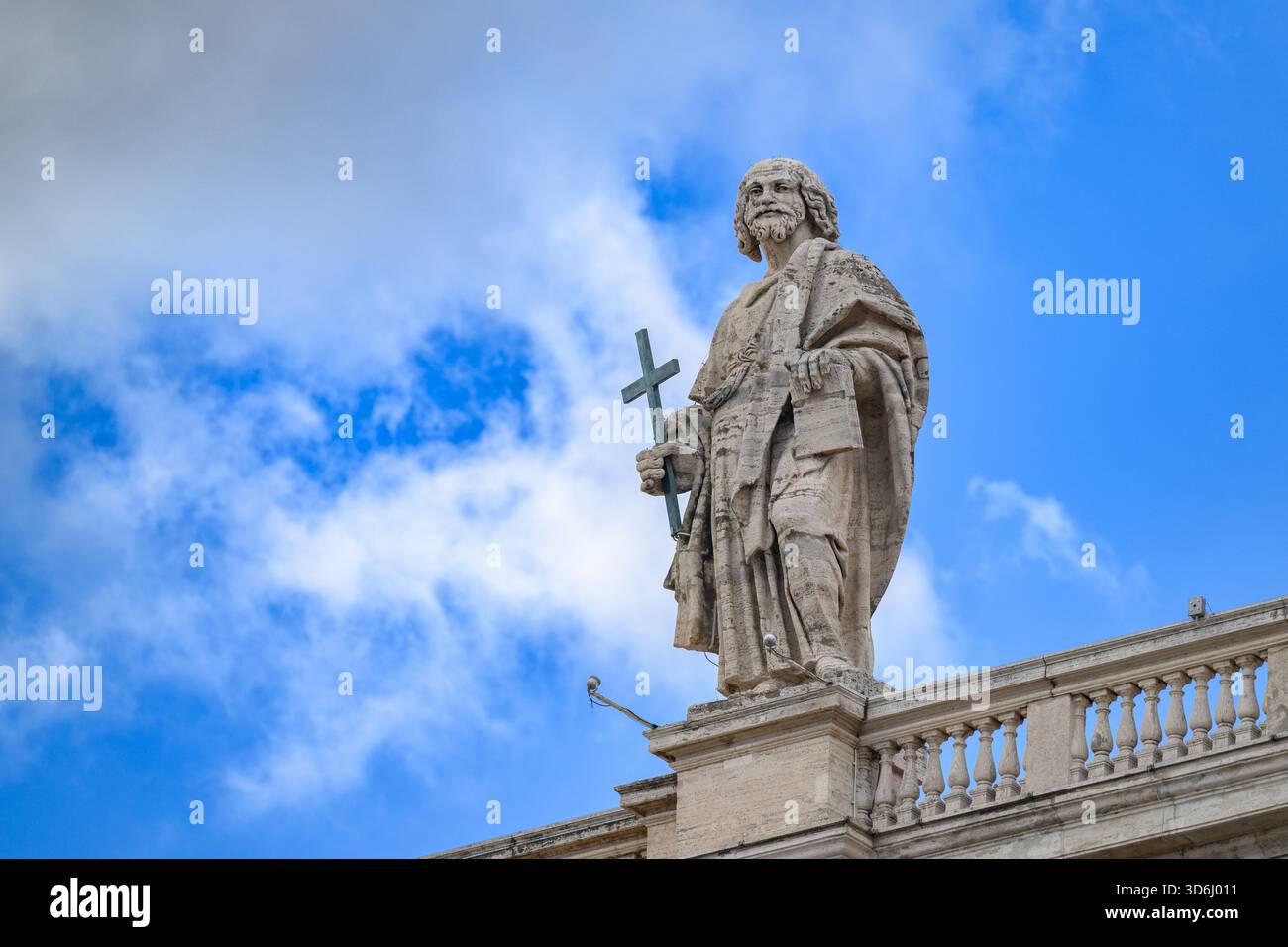 St. Philipp der Apostel, von Simeon Drouin geschaffen, auf der Spitze des Petersdoms in Rom. Stockfoto