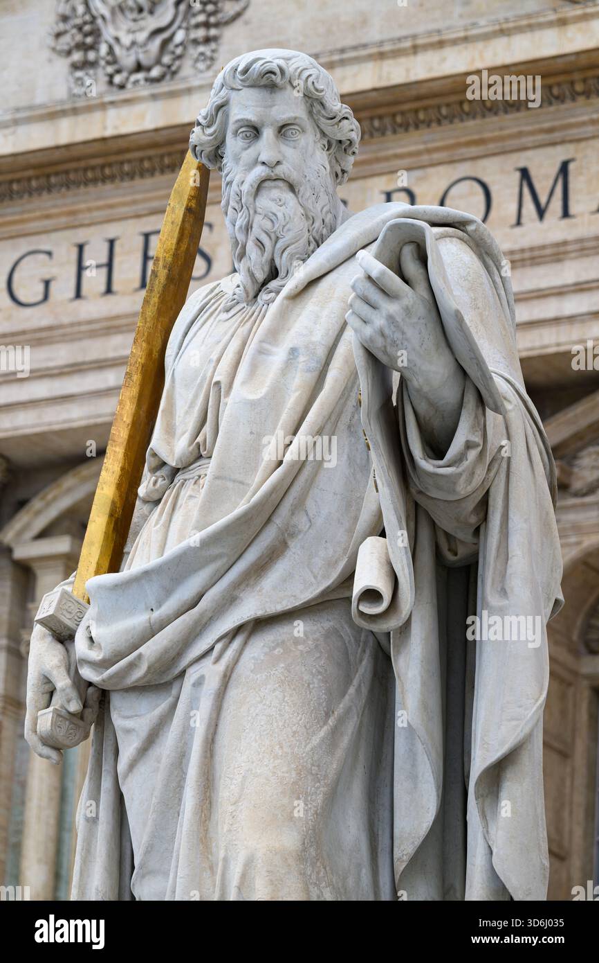 Eine Statue des Heiligen Paulus vor dem Petersdom im Vatikan. Stockfoto