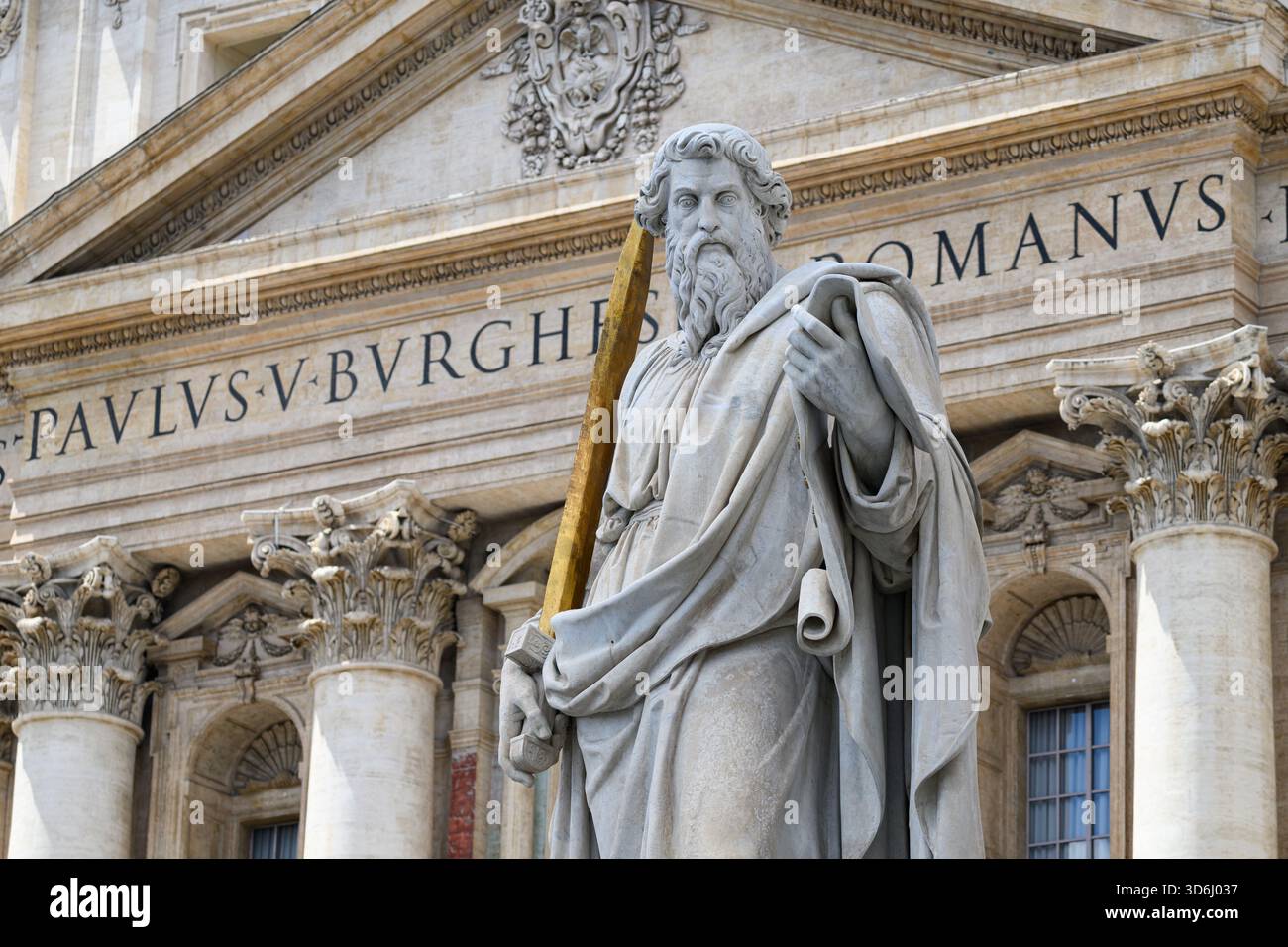 Eine Statue des Heiligen Paulus vor dem Petersdom im Vatikan. Stockfoto