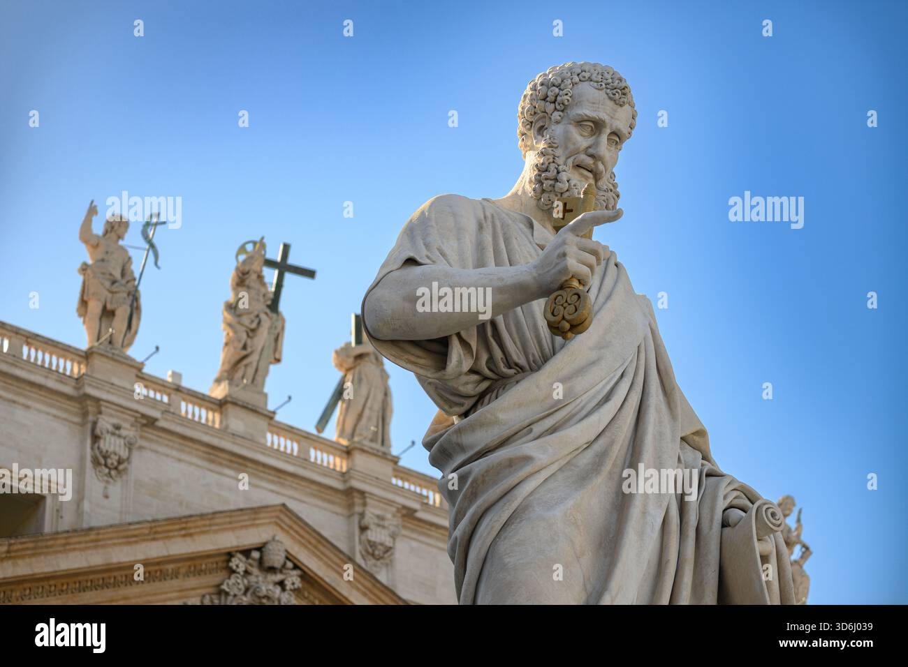 Die Statue des Heiligen Peter vor dem Petersdom im Vatikan (Rom). Stockfoto